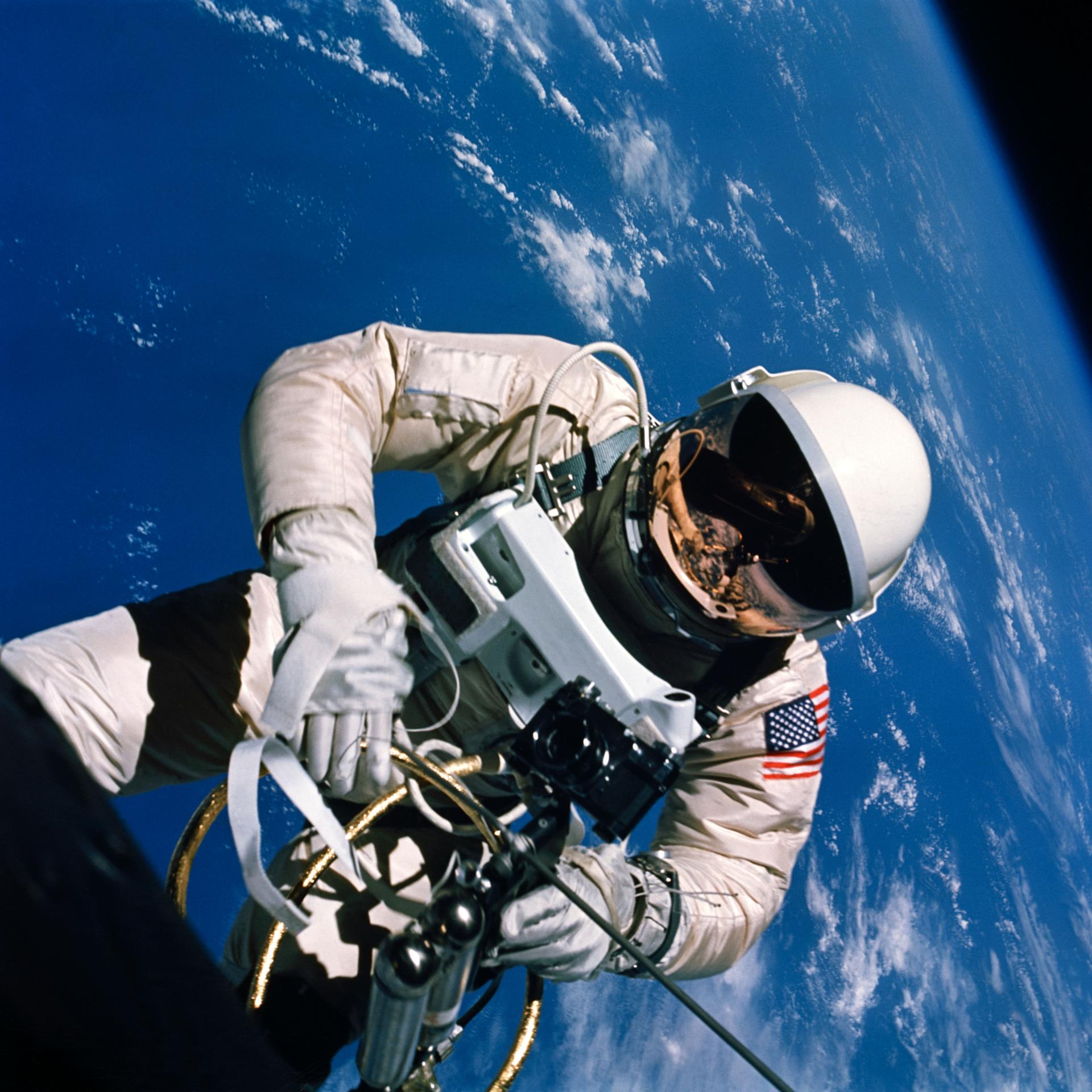 Gemini IV: Learning to Walk in Space